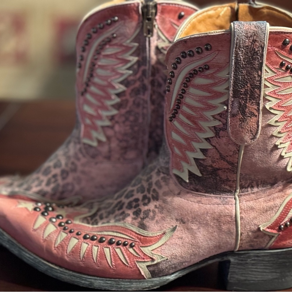 Old Gringo Cowgirl Boots. Inside zip. Size 9.
